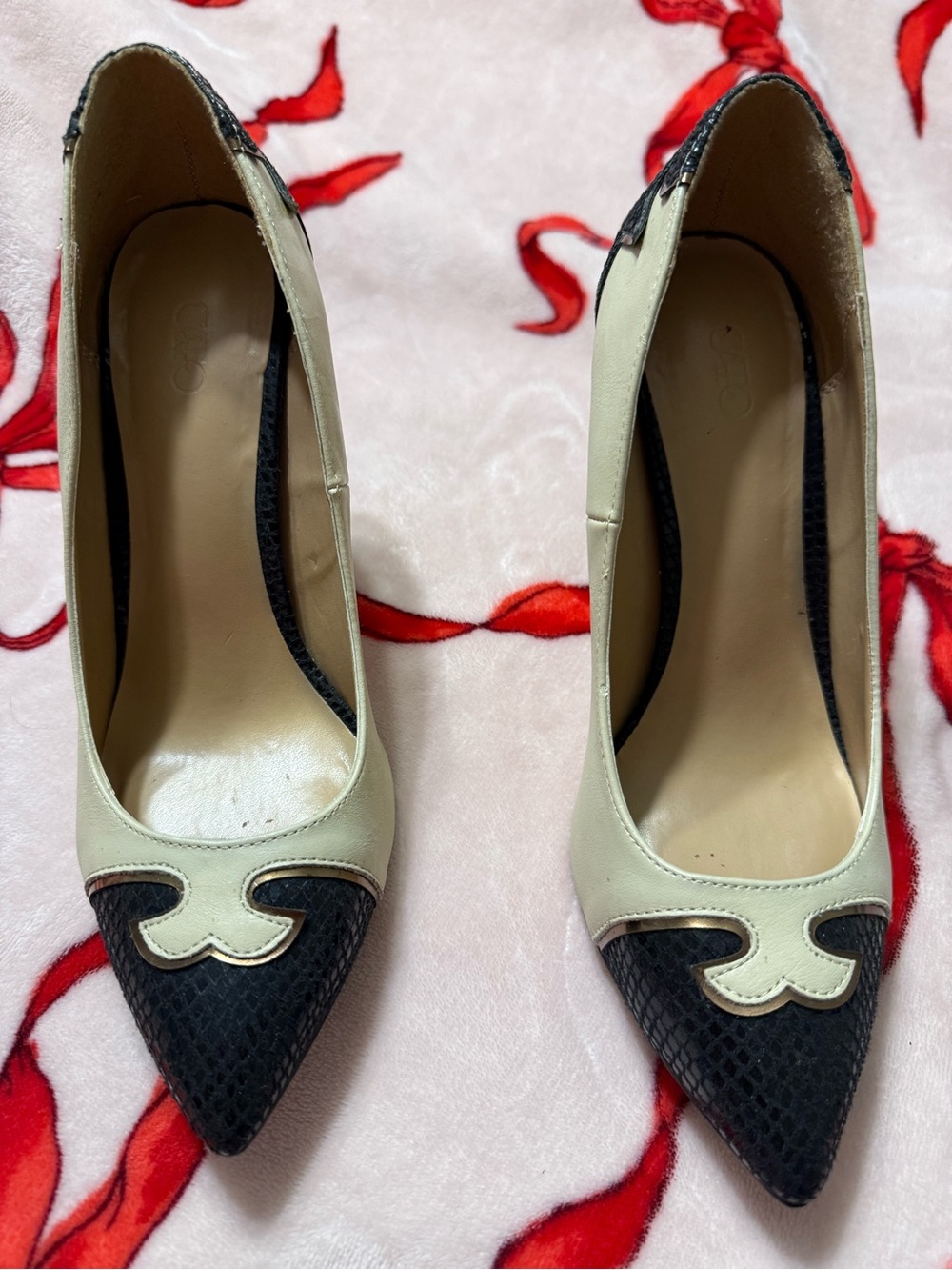 Cato Two-Tone Pointed Toe Pumps in Cream and Black